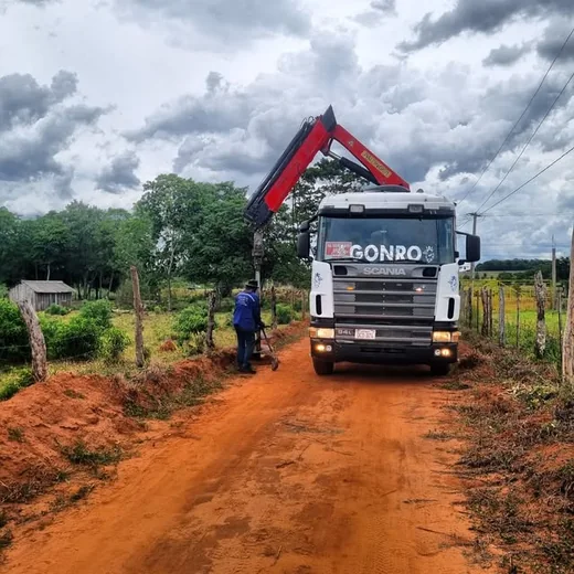 Camión Scania rotulado GONRO con grúa Palfinger en un camino rural