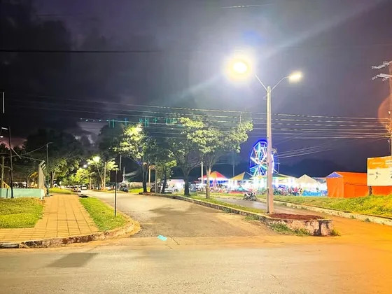 Avenida iluminada de noche con columnas de luz LED