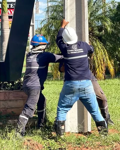 Dos operarios con uniforme de Gonro Ingeniería y casco acomodando una columna