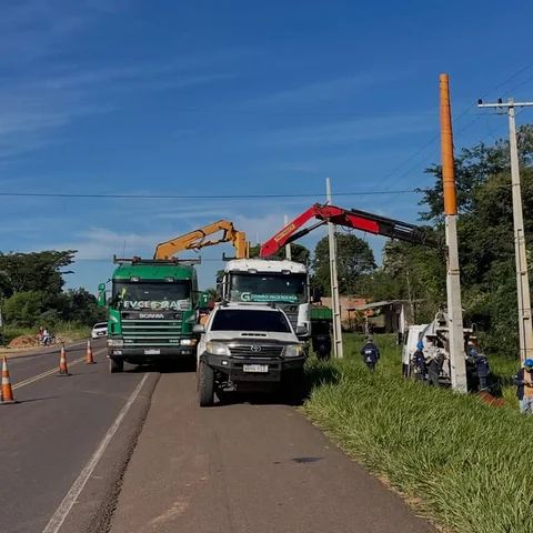 Dos camiones grúa trabajando al costado de una ruta señalizada con conos