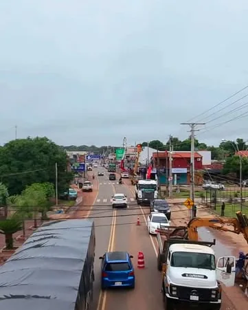 Vista de una ruta con camiones de obra junto a la línea
